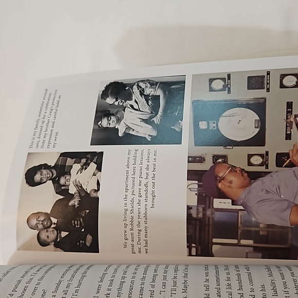 Becoming Michelle Obama 2021  Crown Trade Paperback Edition Inspiration Memoir - Picture 7 of 17